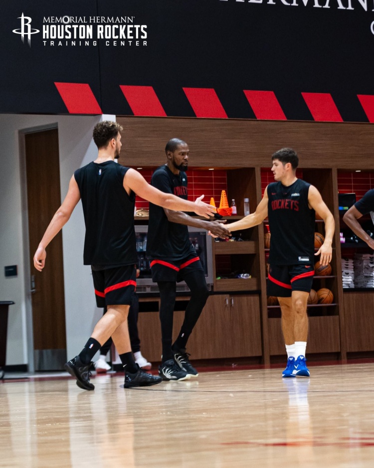 名嘴:NBA90年代训练强度很大 训练营前一周球员就会焦虑